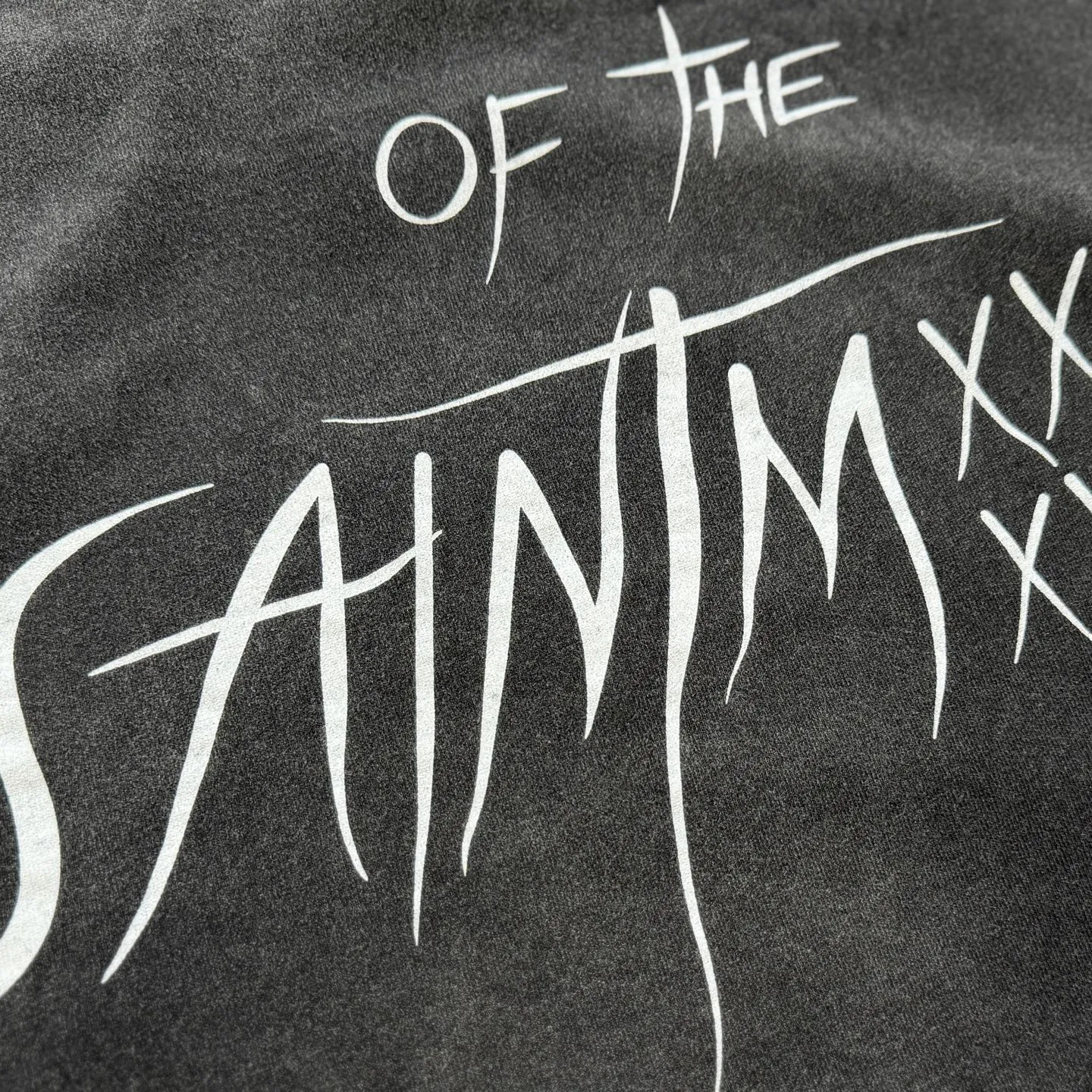 P138 # CTS-116 Saint " HARRY POTTER Harry Potter " limited edition. 260g heavyweight pure cotton fabric after washing. White ink direct-jet printing + retro single-stitch heaven and earth stitch technology + heavy-duty spray wash + hand damage. Size: S M L XL SAINT Mxxxxxx x HARRY POTTER Harry Potter joint model "Harry Potter and the Philosopher's Stone" is the opening work of the series and has a profound impact. The protagonist of the story, Harry Potter, is an orphan whose parents both died and has been adopted by a Muggle (ordinary person without magic) family. However, on his 11th birthday, he received an admission notice from Hogwarts School of Witchcraft and Wizardry, which began his wonderful journey in the wizarding world. At school, he met two close friends, Hermione Granger and Ron Weasley, and together they explored every corner of Hogwarts and learned magical knowledge. At the same time, Harry discovered a huge secret hidden in the school - the existence of the Philosopher's Stone, and the evil Voldemort also tried to obtain the Philosopher's Stone to restore his power. Harry and his friends bravely stood up to protect the Philosopher's Stone, and finally defeated Voldemort's conspiracy.    Customized 260g gram weight 100% cotton special washed fabric that is consistent with the original. With the blessing of imitation sun-drying, heavy sandblasting and fading + edge grinding + Assute fermentation and washing, the cotton feel on the surface of the fabric is well presented. Both the texture and feel are ceiling level. After the ready-made garments undergo a series of heavy washing and distressing processes, the retro and high-end sense of the entire garment is directly to the top. The garment making process of the entire garment adopts Saint The most common and complex single-needle sewing process (commonly known as single-thread heaven and earth stitch) among vintage vintage brands such as Michael